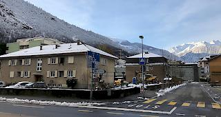 Sanierungsarbeiten entlang der Kantonsstrasse in Visp: auf sanierungsbed&uuml;rftige Fl&auml;chen m&uuml;ssen auch B&auml;ume und Str&auml;ucher gerodet werden. 


