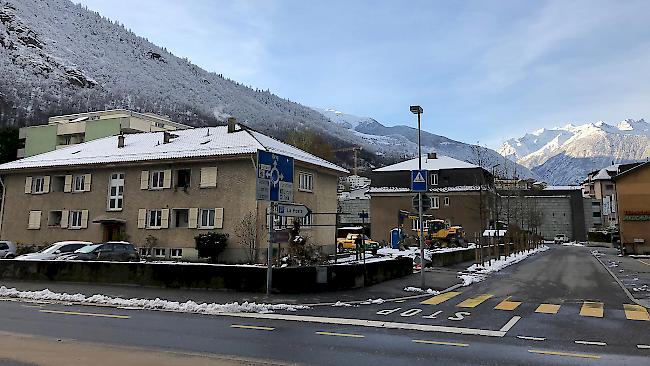 Sanierungsarbeiten entlang der Kantonsstrasse in Visp: auf sanierungsbedürftige Flächen müssen auch Bäume und Sträucher gerodet werden. 


