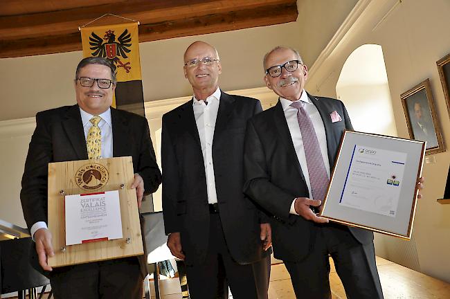 Ausgezeichnet: Stadtschreiber Eduard Brogli, Louis Fleury von der Zertifizierungsstelle ACPO, und Stadtpräsident Louis Ursprung (von links).