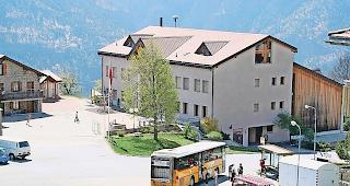 1. Mai statt Ende M&auml;rz. Das Gemeindeb&uuml;ro in Birgisch (Bild) &shy;befindet sich im Schulhaus. Dieser Schalter sowie jener in Mund werden einen Monat sp&auml;ter als geplant wieder ge&ouml;ffnet.Foto zvg