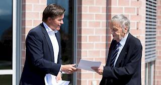 Crans-Montana will die Ski-WM 2025. Urs Lehmann (links), Pr&auml;sident Swiss-Ski, &uuml;bergibt FIS-Pr&auml;sident Gian Franco Kasper die offiziellen Bewerbungsdokumente.