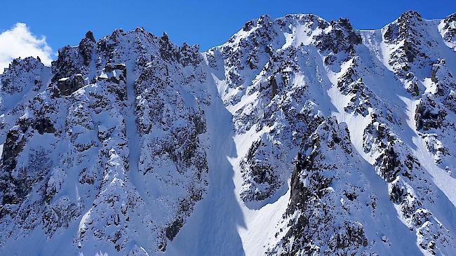 Unglück. Zwei Variantenskifahrer sind am Dienstagvormittag beim «Glacier d’Arpette» mehrere hundert Meter abgestürzt und verstorben.