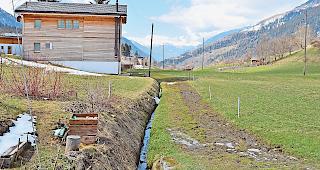 Die Wuhr in Ernen: Pro Natura fordert einen geb&uuml;hrenden Abstand zur Flurstrasse.