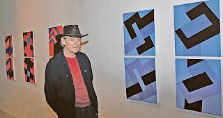 Pr&auml;gend. Gustave Cerutti, hier bei seiner Ausstellung in der Briger KVO-Galerie &laquo;zur Matze&raquo; im M&auml;rz 2014. Eine pr&auml;gende Figur der nicht-figurativen Malkunst im Wallis.