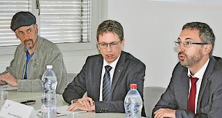 Sicherheit auf der Strasse. Von links: Hubert Summermatter (Pr&auml;sident Fahrlehrerverband Oberwallis),  Bruno Abgottspon (Chef DSUS) und Staatsrat Fr&eacute;d&eacute;ric Favre.