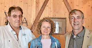 Zufrieden. Von links: Alain de Preux, Verwalter, Hannelore Tsokhim, Oberwalliser Vertreterin, und Charles-Henri Zuchuat, Pr&auml;sident.