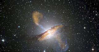 Zum ersten Mal ist Astronomen die Aufnahme eines Schwarzen Lochs gelungen. Das Bild des "Event Horizon"-Teleskopnetzwerks, das einen dunklen Fleck vor einem verschwommenen leuchtenden Ring zeigt, wurde am Mittwoch zeitgleich auf sechs Pressekonferenzen rund um den Globus pr&auml;sentiert.