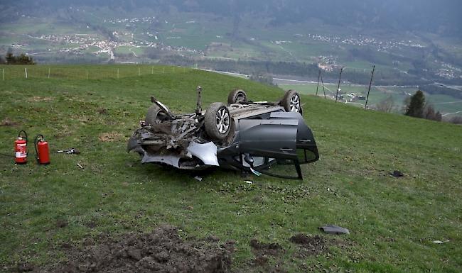 In Sarn am Heinzenberg oberhalb von Thusis ist am Mittwoch eine Lenkerin mit ihrem Auto 20 Meter durch die Luft geflogen.