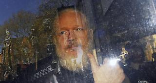 Festnahme. Die Polizei in London hat am Donnerstag den Wikileaks-Gr&uuml;nder Julian Assange in der Botschaft Ecuadors festgenommen.
