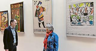 Interessant. Sylvie Zumofen vom Kunstforum Oberwallis und Damian Elsig, Direktor der Mediathek Wallis, in der Visper Ausstellung &laquo;Walliser Plakate des 20. Jahrhunderts&raquo;: Ein Besuch der Ausstellung sei f&uuml;r Schulklassen sicherlich interessant, finden die beiden.Foto wb