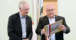 Geschenk. Niklaus Furger &uuml;berreichte ihm ein historisches Bild des Lonzast&auml;dtchens.