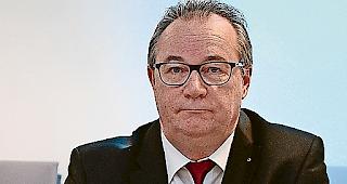 Zufrieden. Direktor Max Alter.