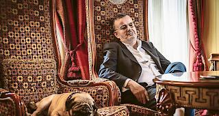 Audienz. Bei Philipp Fankhauser und seinem Mops Trevor.Foto wb/andrea soltermann