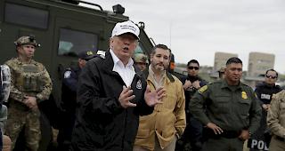 Trump twitterte: "Wenn die radikalen linken Demokraten die illegalen Migranten pl&ouml;tzlich nicht mehr in ihren Zufluchtsst&auml;dten haben wollen (keine offenen Arme mehr), warum sollte dann von anderen erwartet werden, sie in ihren Gemeinden aufzunehmen?"