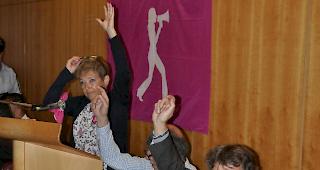 Pr&auml;sidentin Doris Schmidhalter-N&auml;fen und German Eyer (rechts), Regionalsekret&auml;r Oberwallis, an der DV der Unia in Siders.