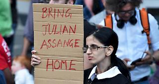 Unterst&uuml;tzer des WikiLeaks-Gr&uuml;nders Julian Assange versammelten sich vergangenen Freitag vor der Victorian State Library in Melbourne, Australien.