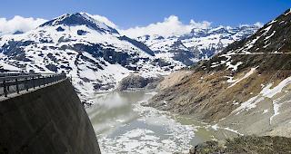 Der entw&auml;sserte Stausee in Emosson bei Finhaut im Mai 2012. Der Stausee wurde vollst&auml;ndig entw&auml;ssert, um Wartungsarbeiten durchzuf&uuml;hren. (Themenbild)