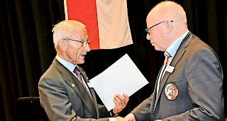 Gl&uuml;ckwunsch. Zentralpr&auml;sident Bernhard Lampert (links) gratuliert Beat Abgottspon zur Wahl in den Zentralvorstand.