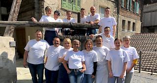 Tradition. Das Team &laquo;IG-Geschtjier-Holzofubrot&raquo; und drei B&auml;ckerlehrlinge stellten am vergangenen Samstag in Niedergesteln 120 Geschtjier-Holzofenbrote und 60 Ritterbrote her.