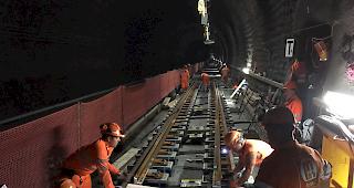 Grossprojekt. Die Erneuerung des L&ouml;tschberg-Scheiteltunnels wird noch bis 2022 andauern. Die Arbeiten werden unter laufendem Bahnbetrieb ausgef&uuml;hrt.