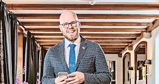 Digitalaffin. Jeremy Kunz, Marketingleiter Hotel Mont Cervin Palace, setzt auf digitale und klassische Werbung.