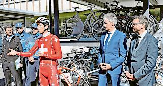 Pr&auml;vention. Radprofi Steve Morabito, Polizeikommandant Christian Varone und Staatsrat Fr&eacute;d&eacute;ric Favre (von links) lancieren die Kampagne.Foto wb