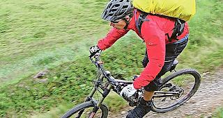 Ein Biker in voller Fahrt. 