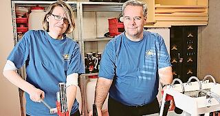 Susanne und Guido K&ouml;ppel beim Bierabf&uuml;llen im Akkord.