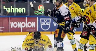 Der Visper Yannick-Lennart Albrecht scheitert an Genoni, der SCB-Torh&uuml;ter erwies sich als Matchwinner.