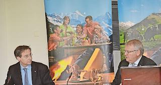 Am Rednerpult. Pr&auml;sident Thomas Egger (links) und Direktor Urs Guntern gestern in Br&auml;mis.