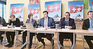 Alle f&uuml;r den Kompromiss. Unternehmer Manfred Schmid, Nationalrat und Gewerbeverbandspr&auml;sident &shy;Philippe Nantermod, Gewerkschafterin Carole Furrer, Direktor Industrie- und Handelskammer Vincent Riesen, Nationalrat Philipp Matthias Bregy und Unternehmer J&eacute;r&ocirc;me Monnat (von links).