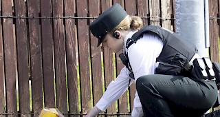 Polizei spricht von Attentat. Am Rande von schweren Ausschreitungen im nordirischen Londonderry (unter Katholiken als Derry bekannt) ist in der Nacht zum Karfreitag eine Journalistin erschossen worden.