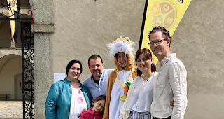 Familienselfie-Wettbewerb mit dem TCS-Osterhasen und TCS-Vorstandsmitglied Dr. Simon Fluri (rechts).