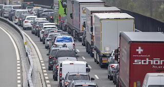 Am Gotthard stauen sich die Fahrzeuge kilometerlang zur&uuml;ck. Aber auch &uuml;ber den Simplon und im Rhonetal kam es zu stockendem Verkehr.