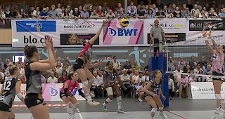 Die Neuenburgerinnen mit Tia Scambray im Angriff, Tabea Dalliard links neben ihr lauert auf allf&auml;llige Abpraller.