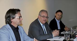 Startklar. Manfred Wyssen, Vertreter des AGVS, Sektion Wallis,&nbsp; Elmar Furrer, Pr&auml;sident Genossenschaft Regionale Mehrzweckhalle (GRM), und Aussteller-Vertreter Manfred Walpen (von links).&nbsp; Foto wb