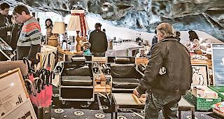 Wie beim Tr&ouml;del. Bereits am fr&uuml;hen Morgen suchen dieser Tage im ehemaligen Hotel Ferienart viele Einwohner  von Saas-Fee nach g&uuml;nstigen Utensilien.Fotos wb/Alain Amherd