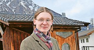 Abenteuerlich. Michael Imhof alias Michael Courtier, hier in Ried-Brig: Seine Geschichten und Bilder hat er bereits vor dem Schreiben im Kopf.Foto WB