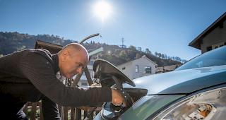 Willy Marner beim Aufladen seines Elektrofahrzeugs.  