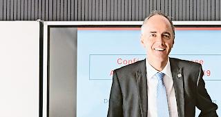 Verfahren. Dienstchef Pottier (links) wird vom Bildungsdirektor zum Nachsitzen verdonnert. Foto Keystone&nbsp;