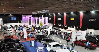 <b>Impressionen vom Samstag.</b> Es gl&auml;nzt und glitzert &uuml;berall, die Neuwagen in der Litternahalle sind aufs Sch&ouml;nste herauspoliert ...