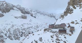 Blick aus dem Cockpit der Air Zermatt  auf die Konkonkordiah&uuml;tte und das Fieschertal auf einem ersten Suchflug am Freitagnachmittag.