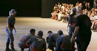 M&auml;nnermodel Tales Soares bricht auf dem Laufsteg zusammen. 