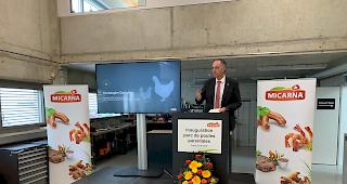 Staatsrat Christophe Darbellay anl&auml;sslich der Er&ouml;ffnungsfeier des neuen Micarna-Elterntierparks in Siders am Montag. 