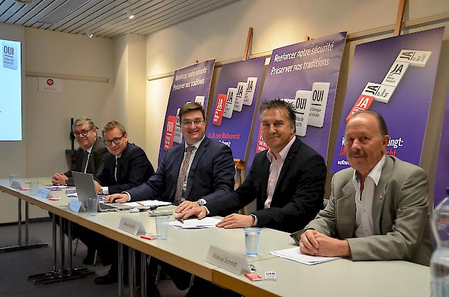 Waffenrecht. Weibeln für ein Ja: Stéphane Pillet, Koordinator CVP Unterwallis, Philippe Nantermod, Präsident Walliser Gewerbeverband, Vincent Riesen, Direktor Walliser Industrie- und Handelskammer, Berno Stoffel, Präsident Walliser Bergbahnen, und Markus Schmid, Präsident Walliser Hotelierverein (von links).