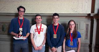 Starke Leistung. Alain Pfammatter (links) sicherte sich an der Schweizer Chemie-Olympiade Gold.