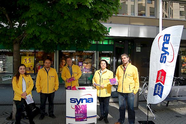 Mitarbeiter der Gewerkschaft Syna am 1. Mai an der Bahnhofstrasse in Visp.