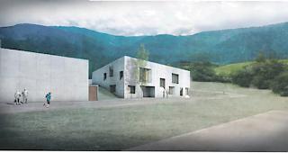 Neben der Turnhalle. Der Kita-Neubau (Bildmitte) ist an der Lowinerstrasse geplant und soll 20 Betreuungspl&auml;tze bieten.