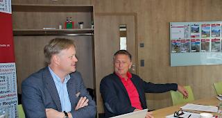 Zufrieden. Roger Michlig, Gesch&auml;ftsleiter RW Oberwallis (links), und Verwaltungsratspr&auml;sident Richard Kalbermatter ziehen nach 10 Jahren eine positive Bilanz.