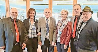 Ehrungen. Andr&eacute; Roduit, Nicole L&uuml;tolf, Hans L&uuml;tolf, Bahnhofbuffet Gampel (50 Jahre Verbandsmitglied), Madeleine Brigger, J&auml;gerstuba Gr&auml;chen (40 Jahre Verbandsmitglied), Heinrich Lauwiner, und Elmar Brigger (von links).Foto ZVG